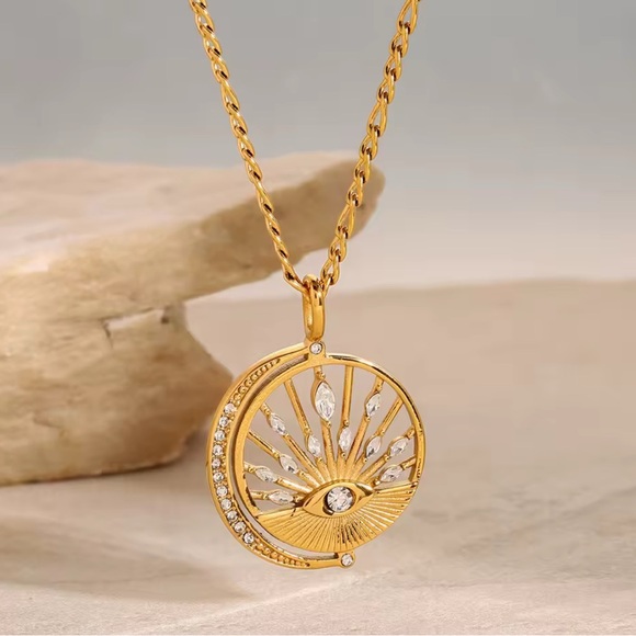 NEW 18K GOLD PLATED PENDANT NECKLACE – FIGARO CHAIN & ZIRCON SUNRAY DESIGN - Picture 1 of 5